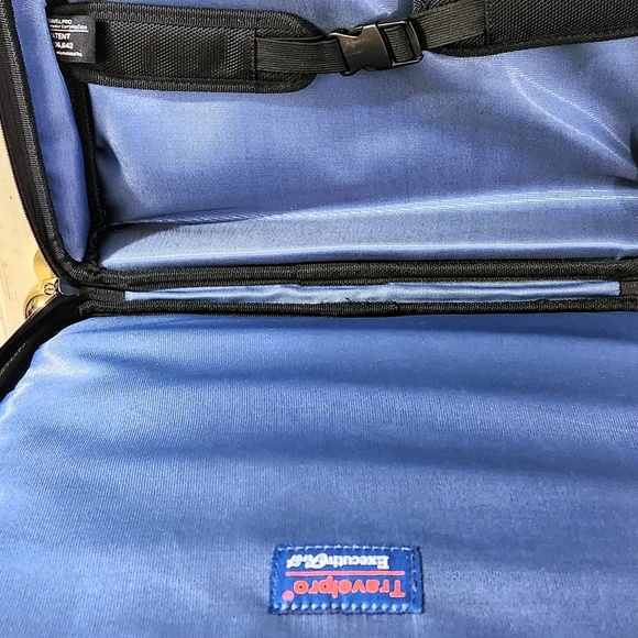 Travelpro Canvas Crossbody Laptop Case Black - Picture 9 of 12